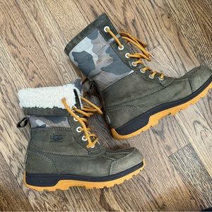 UGG Kids Boots in Olive and Tan
